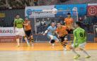 Los jugadores del Aspil intentan defender uno de los ataques de Palma en el partido de este sábado