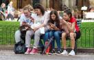 Adolescentes con sus móviles