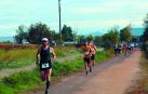 Adrián Larrad, seguido de otros corredores, en un momento de la carrera por la Vía Verde del Tarazonica