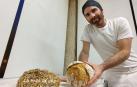 Lancelot Caballero muestra la Miga de Oro y el cabezón ganador