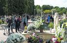 Imagen de una de las zonas de sepulturas en tierra del cementerio municipal de Tudela, con las tumbas adornadas con flores
