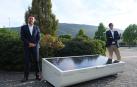 Los CEO de Solartia e IED Electronics, Emilio Mendívil e Íñigo Ayerra, posan junto al generador solar ARCA que han diseñado.