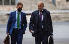 Adrián Fernandez, abogado de la defensa, y Fernando Barutell, abogado de la esposa de uno de los sicarios del caso, a su llegada a la Audiencia Provincial de Oviedo