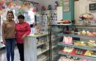 Yoli Hoyos, con su sobrina Valentina, en el Dulce Taller de Yoli, en la avenida Zaragoza número 15