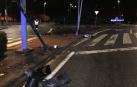 Restos de la salida de vía en la avenida de Navarra, lugar del que el conductor se dio a la fuga olvidando una de las matrículas del automóvil
