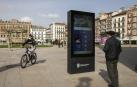 Una persona consulta uno de los paneles informativos electrónicos de la Plaza del Castillo