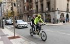 Una pareja circula en tándem por la avenida Zaragoza