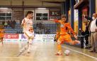El jugador del Aspil Nacho Gómez defiende un ataque del Burela