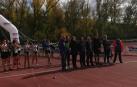Un momento del homenaje a Demetrio Remón y a Hamza Bouazzaoui en las pistas de atletismo de Burlada