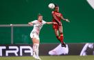 Lindsay Thomas (delantera de la Roma) remata de cabeza durante el partido AC MILAN vs AS ROMA, final de la copa de Italia Femenina, en el estadio de Mapei (Reggio Emilia, Italia, 30 de mayo de 2021)