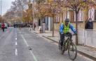 Un hombre circula por el centro de Estella con una bicicleta eléctrica