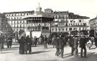 Banda de música militar tocando en el quiosco de la Plaza del Castillo
