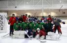 Los integrantes y el técnico  del Kosner Club Hielo Huarte posan en el Palacio de Hielo de Huarte