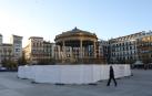 El kiosco de la Plaza del Castillo, con el perímetro de seguridad de las obras de restauración
