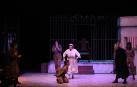En el centro, Eva Azpilikueta (Martirio) protagoniza una escena con la criada Poncia (a su lado) y Bernarda Alba, interpretada por Marta Juániz (de negro)