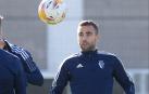 Rober Ibáñez controla el esférico durante el entrenamiento de este jueves