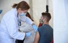 Un joven recibe la vacuna contra el Covid-19 en Valencia