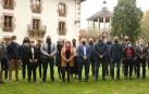 Alcaldes y autoridades asistentes al acto posan en la foto de familia en Bertiz