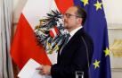El canciller austriaco Alexander Schallenberg llega a una conferencia de prensa en Viena
