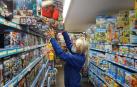 Isabel Molina Rael, de Toy Planet, colocando juguetes en la tienda de Francisco Bergamín
