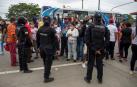 - Policías vigilan hoy mientras familiares de presos esperan información sobre sus seres queridos, en las afueras de la penitenciaría de Guayaquil (Ecuador)