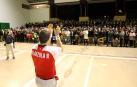Aimar Olaizola aplaude a los más de 790 aficionados que se dieron cita ayer en el frontón del colegio de Goizueta, se quedaron fuera muchos que quisieron estar y no pudieron por capacidad. Pero fue una gran fiesta