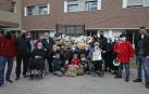 Hermanitas de los Pobres, residentes y los mozos de la peña Alegría posan con los alimentos recién llegados
