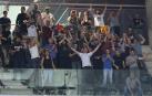 Un grupo de aficionados ayer en el Bizkaia, sin mascarilla.
