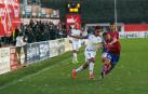 El lateral derecho del Tudelano Yasin Iribarren trata de avanzar ante la defensa de Eneko Zabaleta, en presencia de Imanol Barace, del Calahorra