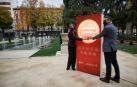 La consejera Esnaola y el director general Ignacio Apezteguía junto al totem que simboliza la campaña "Recarga Cultura"