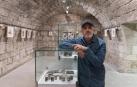 El artista tudelano Juan Carlos Aguado Ruiz posa junto a algunas de sus obras expuestas en las bodegas del Museo Muñoz Sola de la ciudad