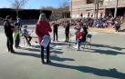 Un grupo de alumnos interpreta el Himno a la Alegría ante sus compañeros en el homenaje de ayer en el patio del colegio Monte San Julián.