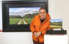 Joseja Casado, junto a dos de las obras, de distintos formatos y enmarcaciones,  que forman parte de la exposición Serenidad instalada en la galería Ormolú