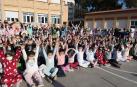 Alumnos y profesores del colegio La Anunciata de Tudela, con sus pijamas en el patio durante el acto que se celebró este viernes