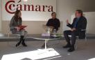 Cristina Oroz (Cámara Navarra de Comercio) fue la encargada de moderar la jornada. En la foto, junto a José Luis del Pozo y Julio Maset