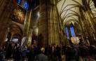 La gente hace cola en la Catedral de San Esteban, en Viena, para recibir la vacuna contra el COVID-19 mientras los turistas visitan el templo
