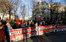 Manifestantes portan pancartas contra las medidas tomadas por el gobierno austríaco contra la COVID-19