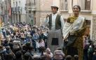 En toda fiesta que se precie no puede faltar un buen vermú. Por eso, la peña La Teba promovió uno ‘de altura’. Y es que Francisco y Josefina, las figuras de la comparsa de los hermanos Gurría, atrajeron la atención de los asistentes al acto, como se aprecia en la foto superior