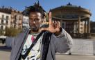 Carlos Bartuty hace el símbolo de las protestas en Cuba desde la Plaza del Castillo pamplonesa