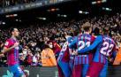 Los jugadores del F.C. Barcelona celebran el tanto de Memphis Depay