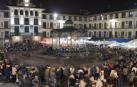 Asistentes al acto rodean a los participantes en La Revoltosa que corren en uno de los momentos en los que la Banda de Música aceleró el ritmo de la partitura