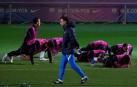 Xavi Hernández dirige el entrenamiento del F.C. Barcelona de este lunes, 22 de noviembre