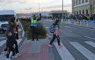 Un agente de la Policía Municipal regula el paso de cebra junto al Liceo Monjardín y el Sagrado Corazón