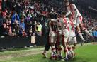 Piña de los jugadores del Rayo Vallecano tras el tercer gol, obra de Óscar Trejo desde los once metros