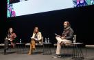 De izda. a dcha.; la editora marroquí Kenza Sefrioui, la francesa Esther Merino y el moderador Alfonso Serrano. En pantalla, de izda. a dcha,; Julien Lefort-Favreau y John B. Thompson