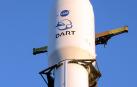 Fotografía cedida por la NASA donde se muestra el cohete de SpaceX, Falcon 9, que lleva la nave de Prueba de Redireccionamiento del Asteroide Doble (DART