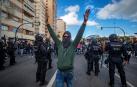 Continúa la tensión entre policías y manifestantes