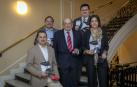 De izquierda a derecha, Manuel Mozota Núñez, Fernando Sesma (músico, médico y autor del epílogo del libro), José Ramón Mozota Ortiz, José Ramón Mozota Núñez y Marisa Mozota Núñez. Se retiraron las mascarillas para tomar la fotografía.