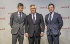 Carlos Taberna Senosiáin (izq.) y Carlos García Ciriza (dcha.), directores de Abante en Pamplona, con Santiago Satrústegui (centro), presidente de Abante, durante la inauguración de la oficina