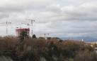 En el nuevo perfil que ofrece el solar de Salesianos, la primera de las torres mira “por encima del hombro” a  la Catedral de Pamplona, a la derecha de la imagen